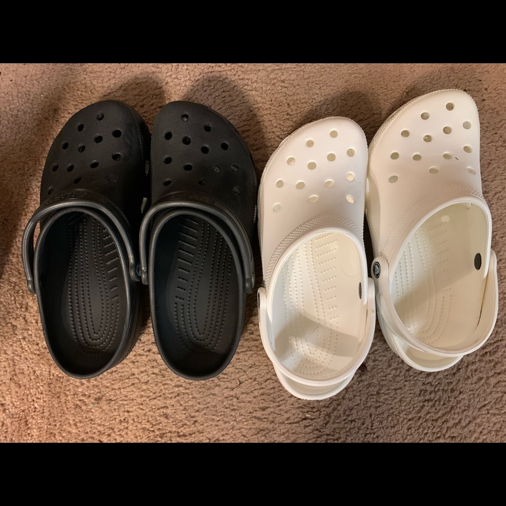 Crocs men’s 9 women’s 11 35$ a pair